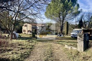 VILLA À RÉNOVER , SUR 1,5 HECTARES DE TERRAIN À MONTAUROUX