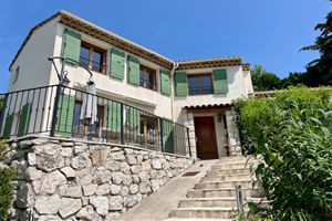 MAISON AVEC PISCINE ET VUE DEGAGEE A COURSEGOULES