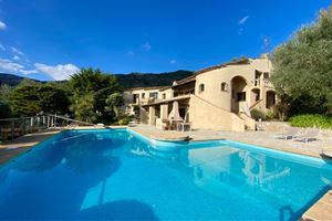 MAISON AVEC PISCINE ET BELLE VUE A VENCE
