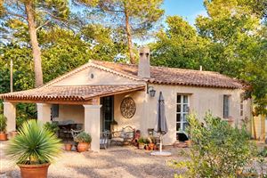 MAISON ENTIÈREMENT RÉNOVÉE AVEC UN JOLI JARDIN ET UNE PISCINE A FLAYOSC